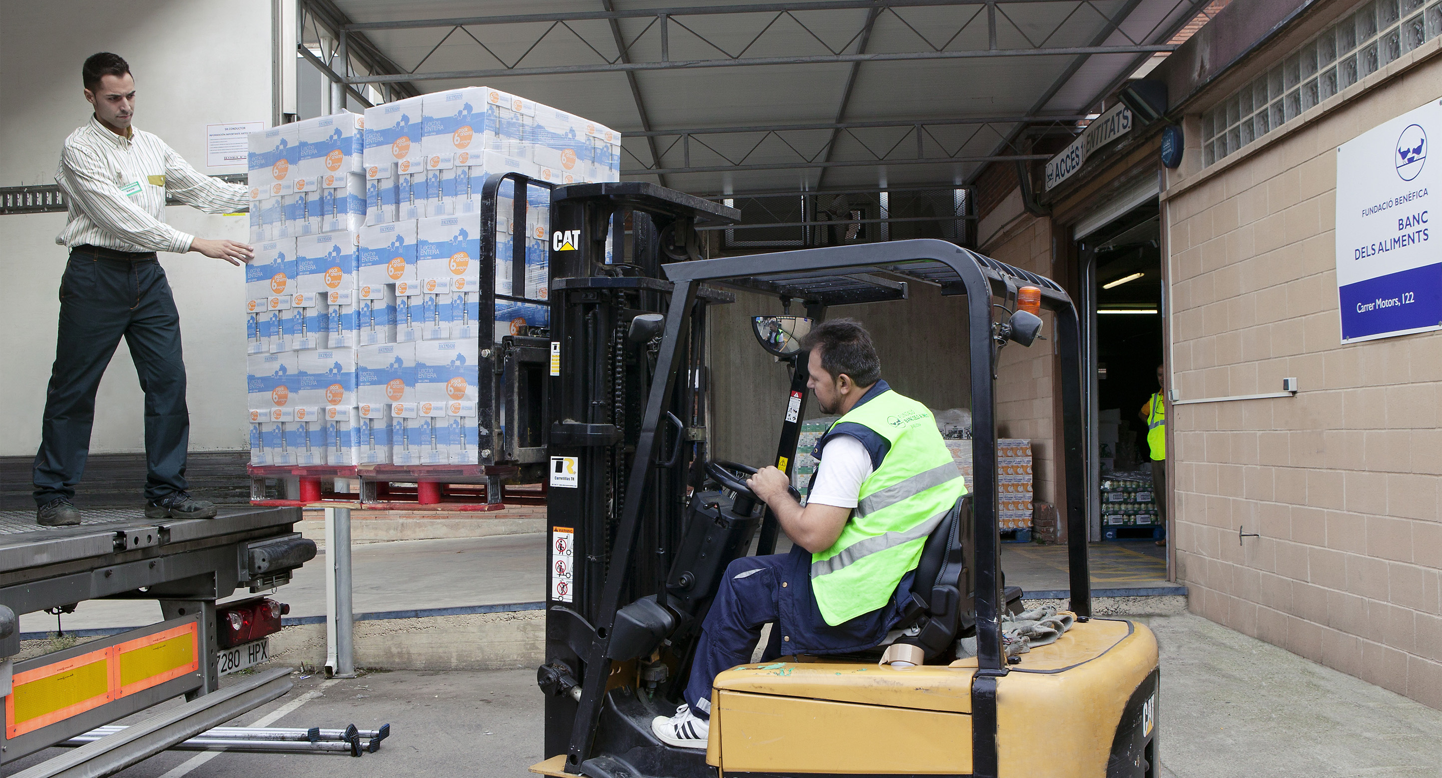 Primera entrega de 54.000 litros de leche Hacendado en la donación de Mercadona al almacén de Banco de Alimentos de Barcelona.