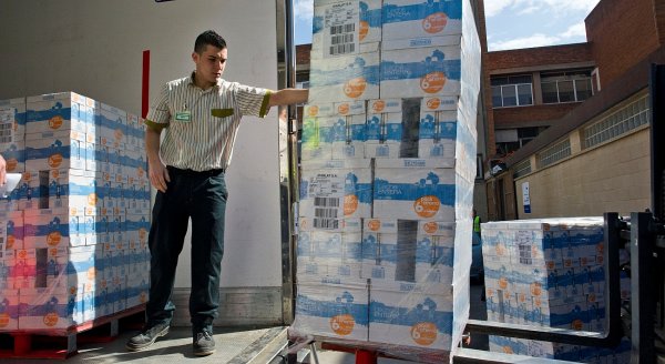 Trabajador de Mercadona participando en la entrega de leche a Banc dels Aliments de Catalunya.